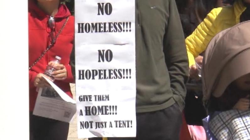 Irvine residents hold rally against homeless encampments
