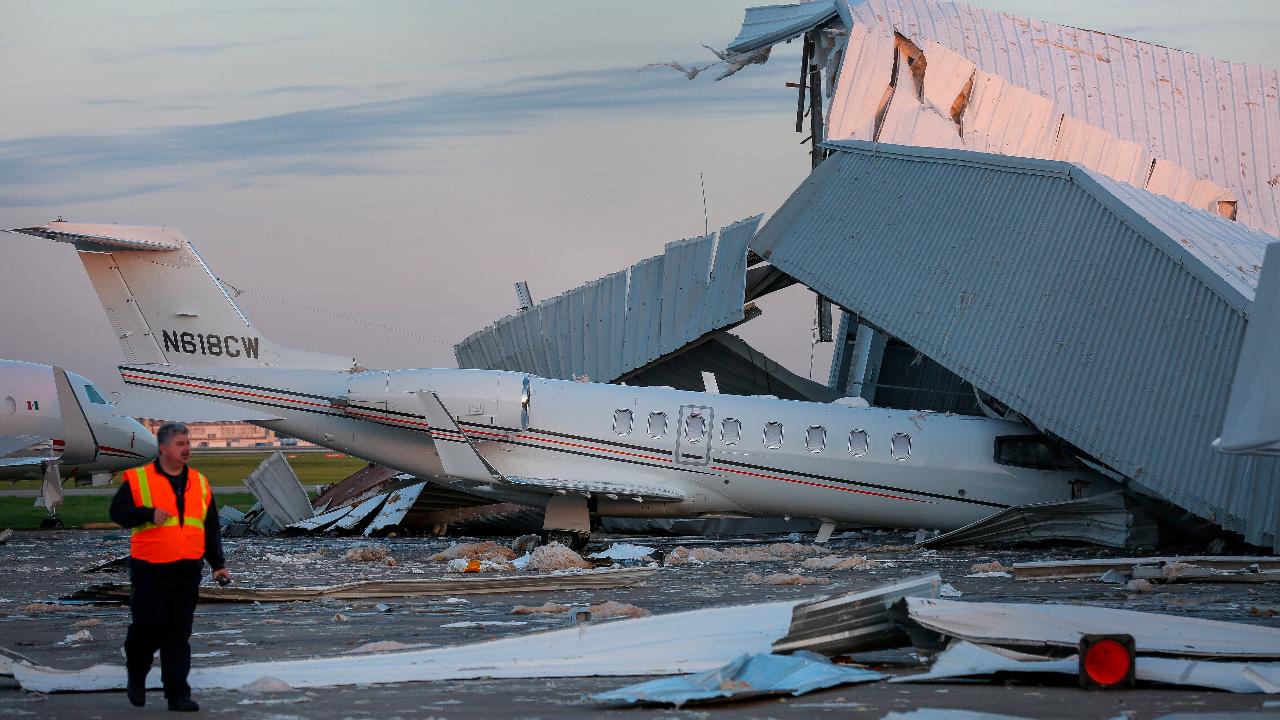 Hangar collapses at Houston’s Hobby Airport during strong winds Fox News