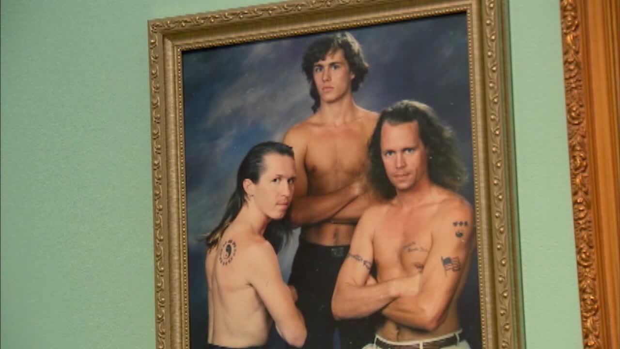 Say cheese! Gallery unveils exhibit of awkward family photos