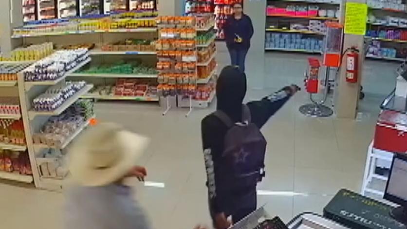 Customer wrestles gun from armed robber in Mexico