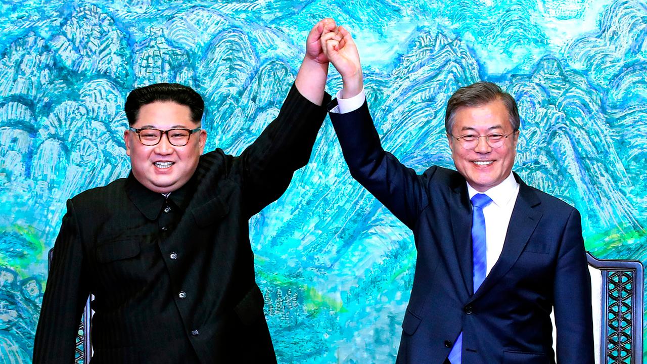 Leaders for North and South Korea hold historic meeting