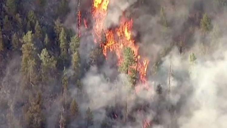 Arizona wildfires force hundreds to evacuate homes