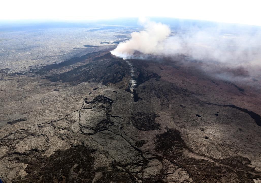 Amazing video: Hawaii’s Kilauea volcano erupts, thousands flee