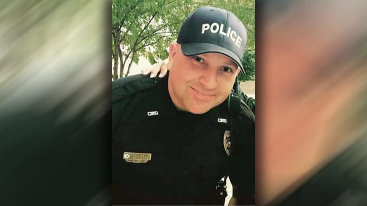 Tennessee police officer buys groceries for family in need