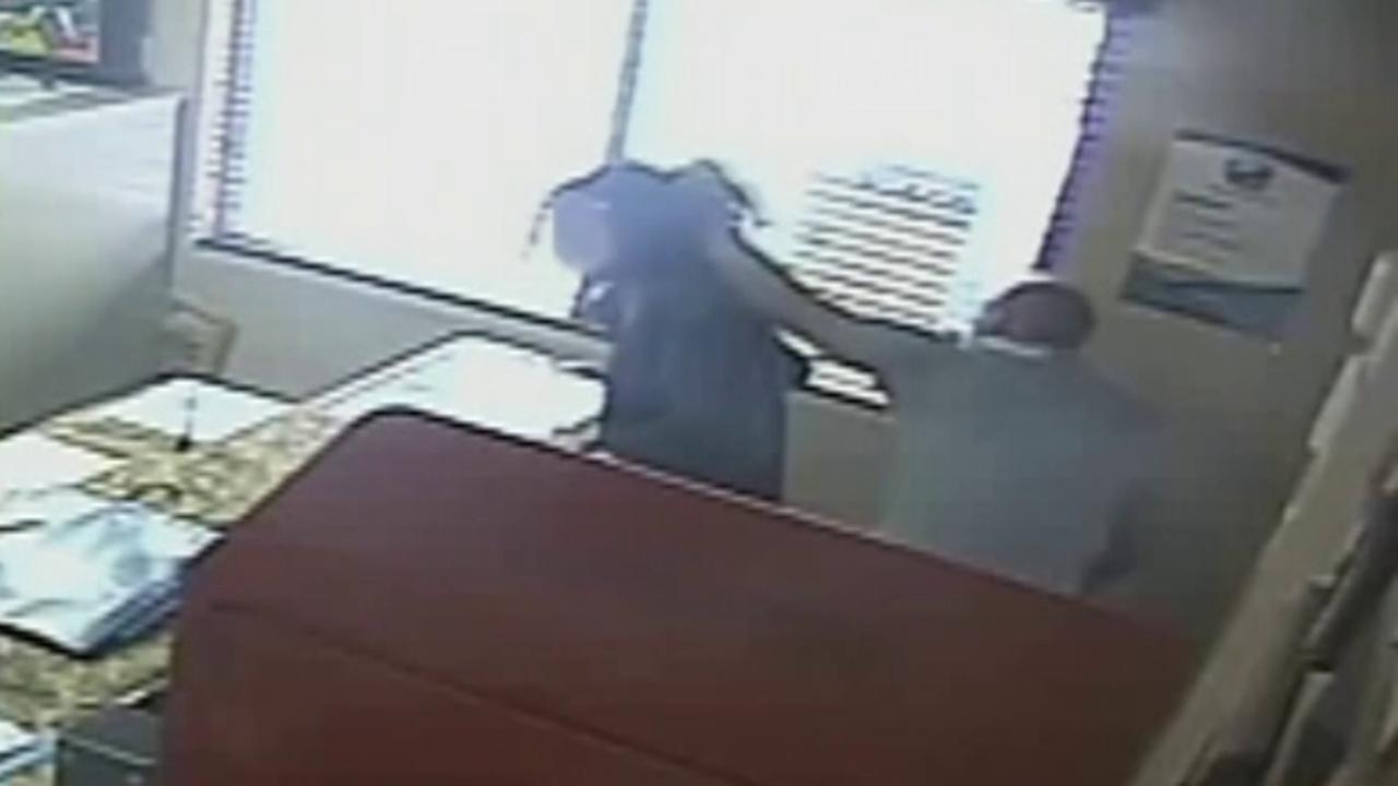 Florida officer beats his daughter in school office