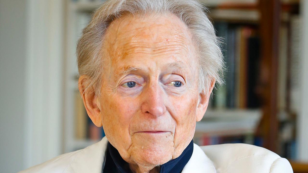 Author Tom Wolfe dies at age 88