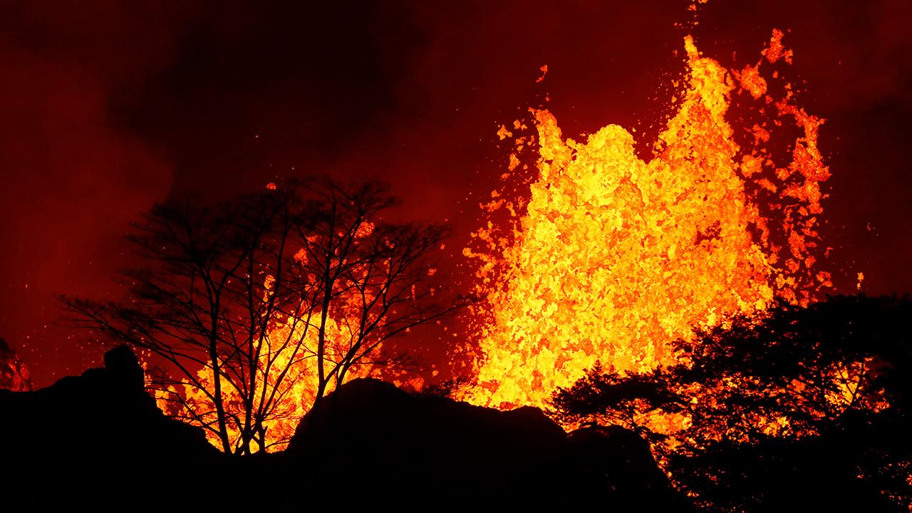 Hawaii man suffers shattered leg after hit by lava spatter