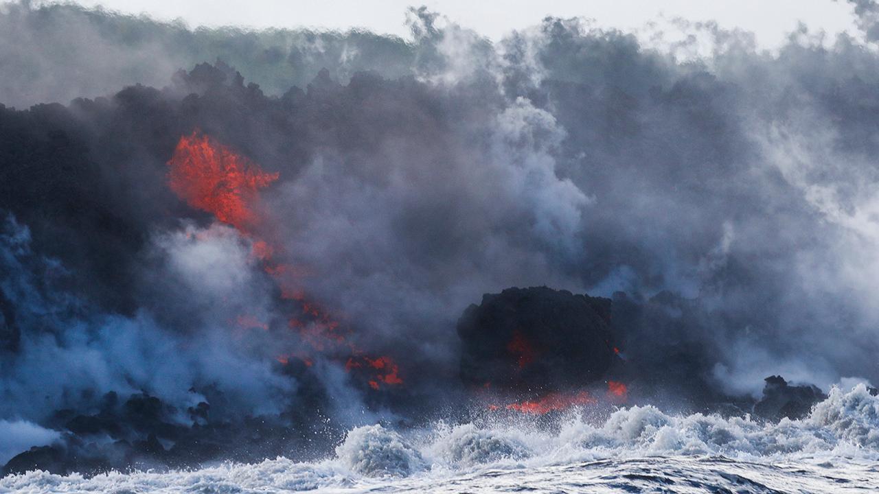 New volcano threat as lava reaches ocean in Hawaii