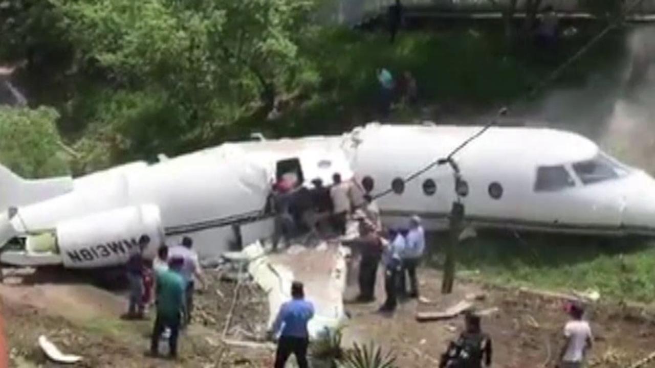Raw video of rescuers swarming crashed jet in Honduras