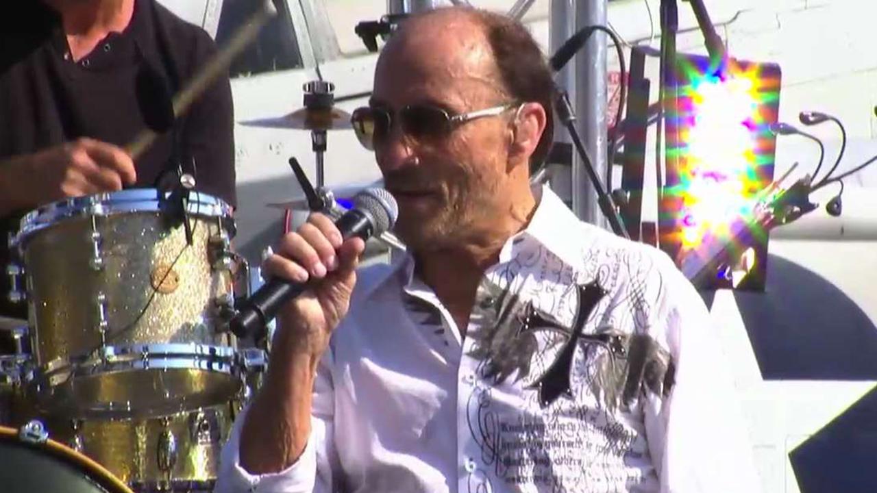 Lee Greenwood performs 'God Bless the U.S.A.'