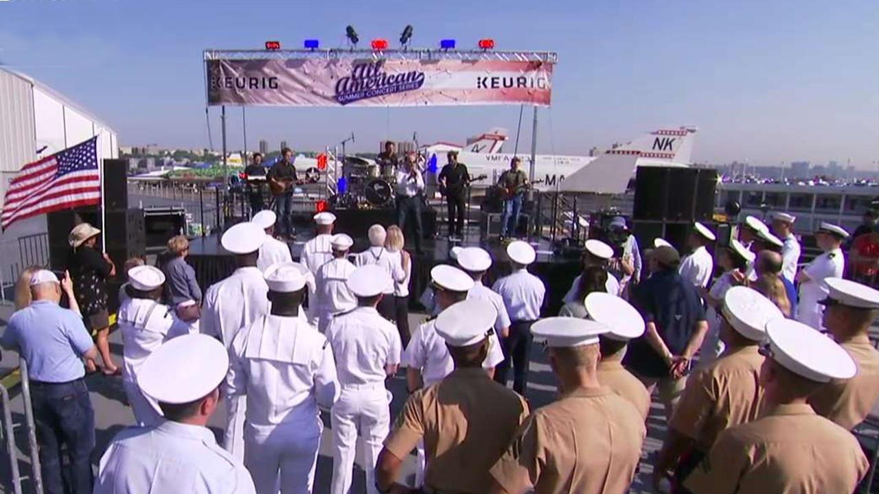 Lee Greenwood performs 'Statue of Liberty'