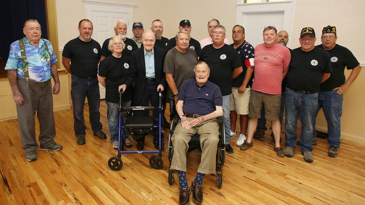 George HW Bush shares pancake breakfast with veterans
