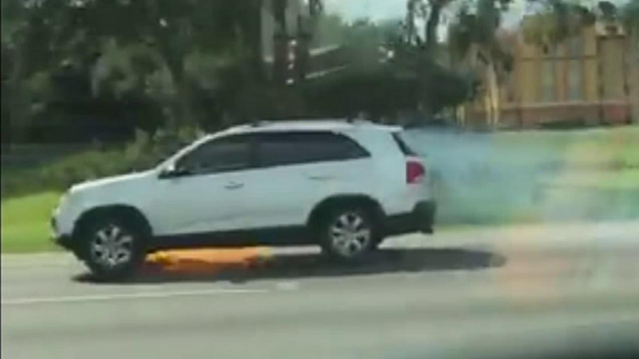 Florida woman alerts driver that SUV is on fire
