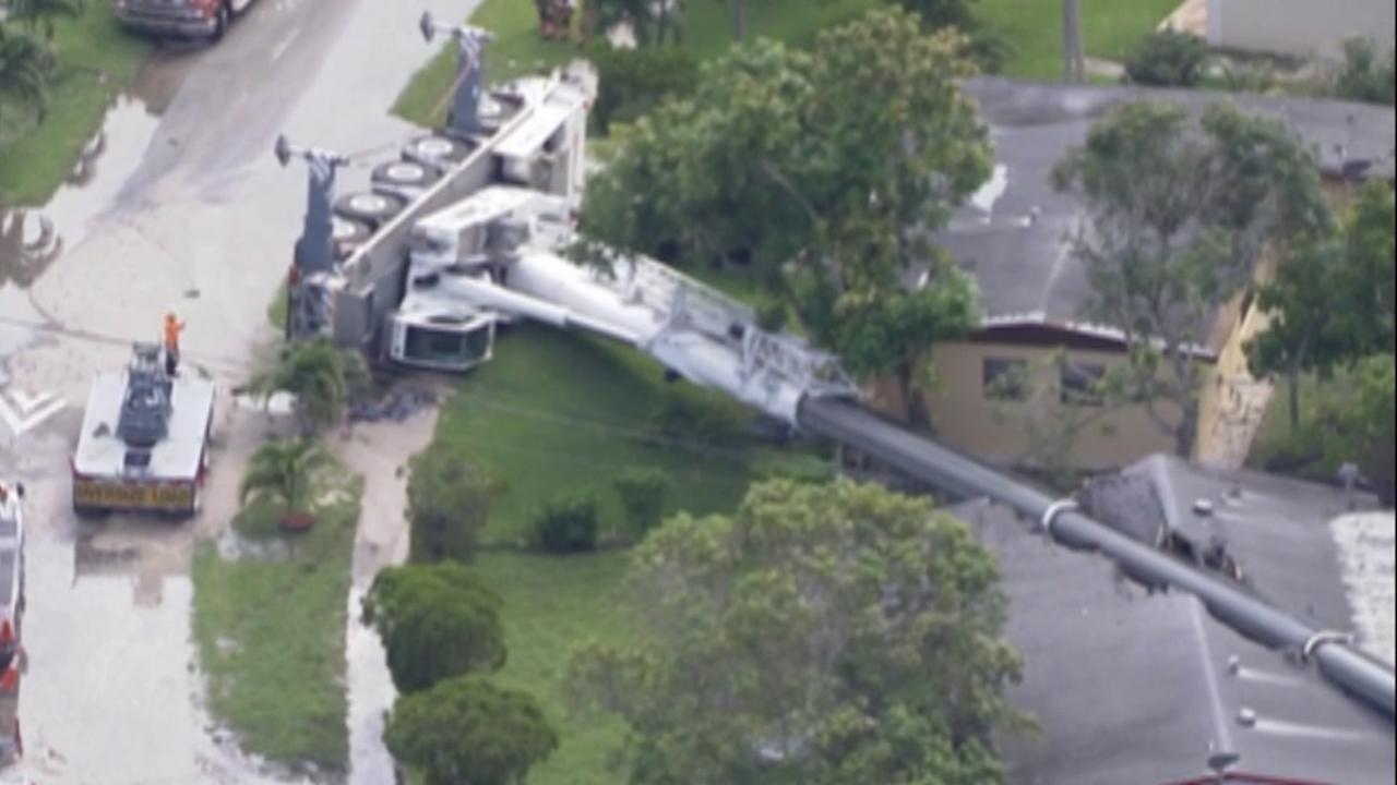 Massive crane collapses onto several homes in Florida