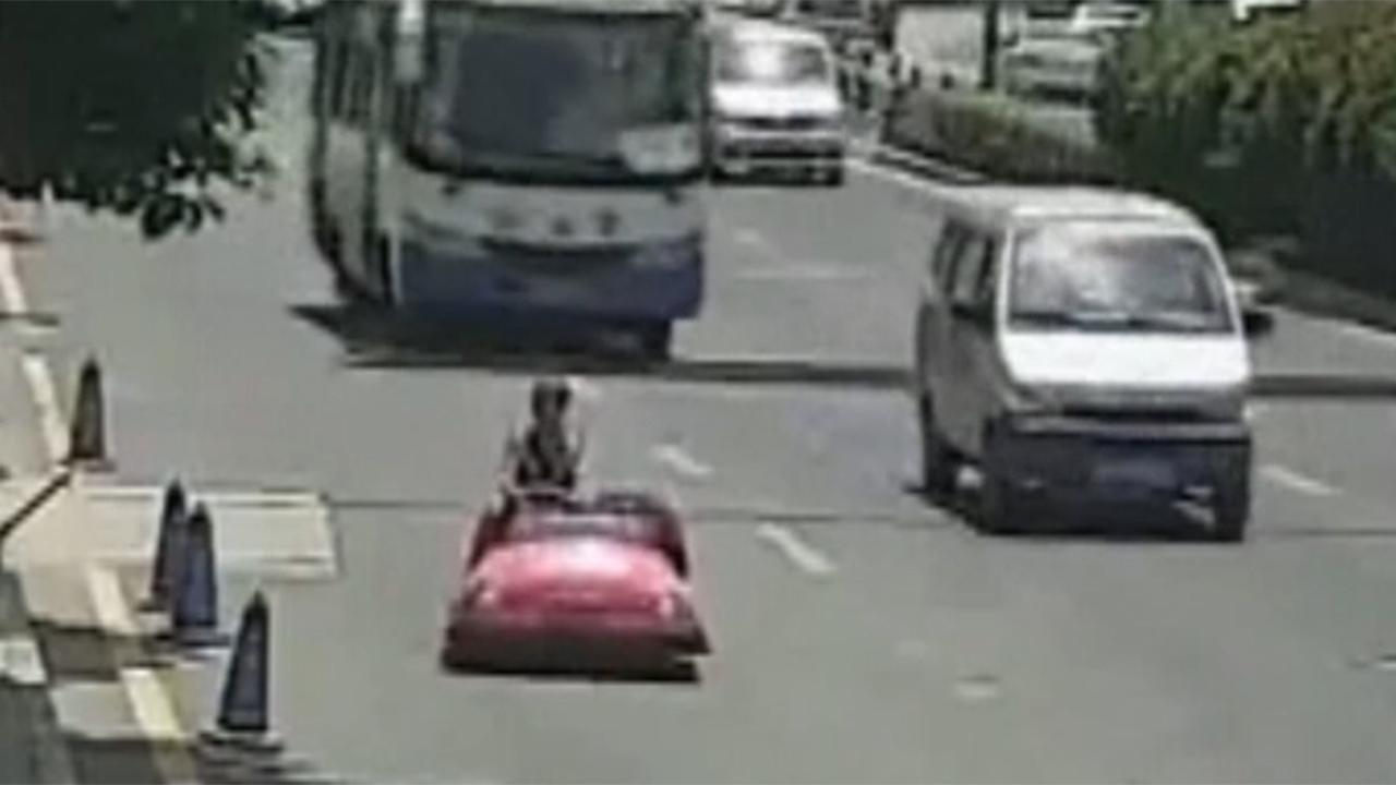 Bumper car driver pulled over by police on busy China street