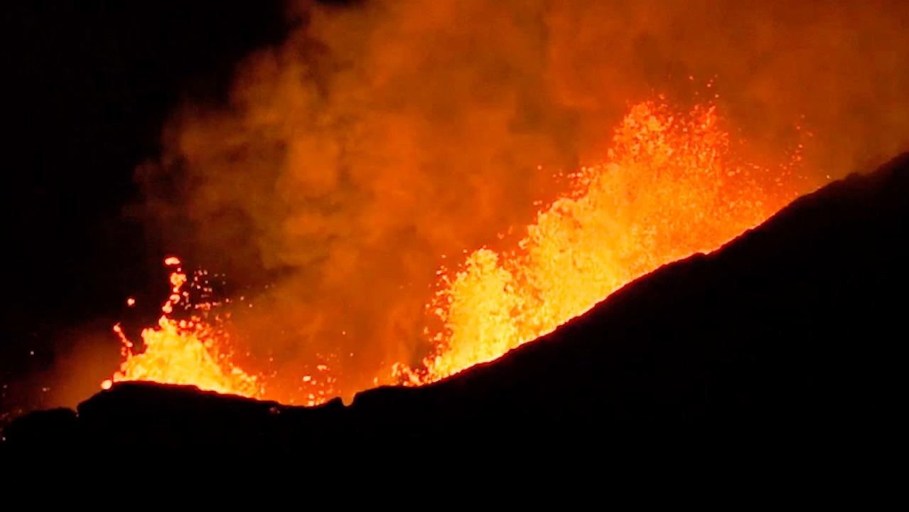 Hawaii volcano: Authorities warn of dangers beside lava