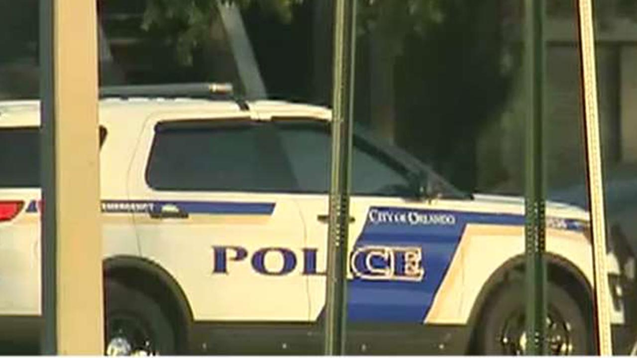 Florida cop shot, suspect holding children hostage