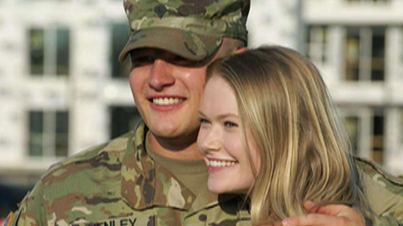 Soldier's surprise homecoming turns into a proposal