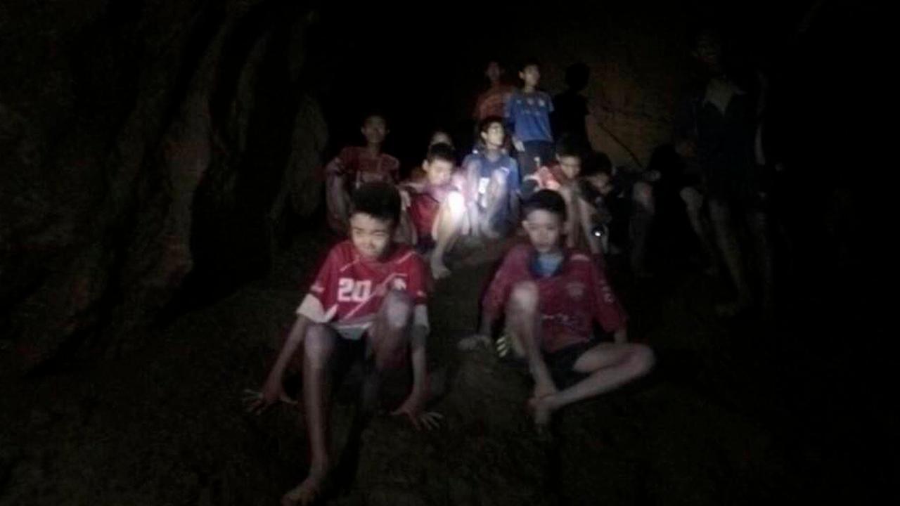 Soccer team trapped in flooded cave in Thailand