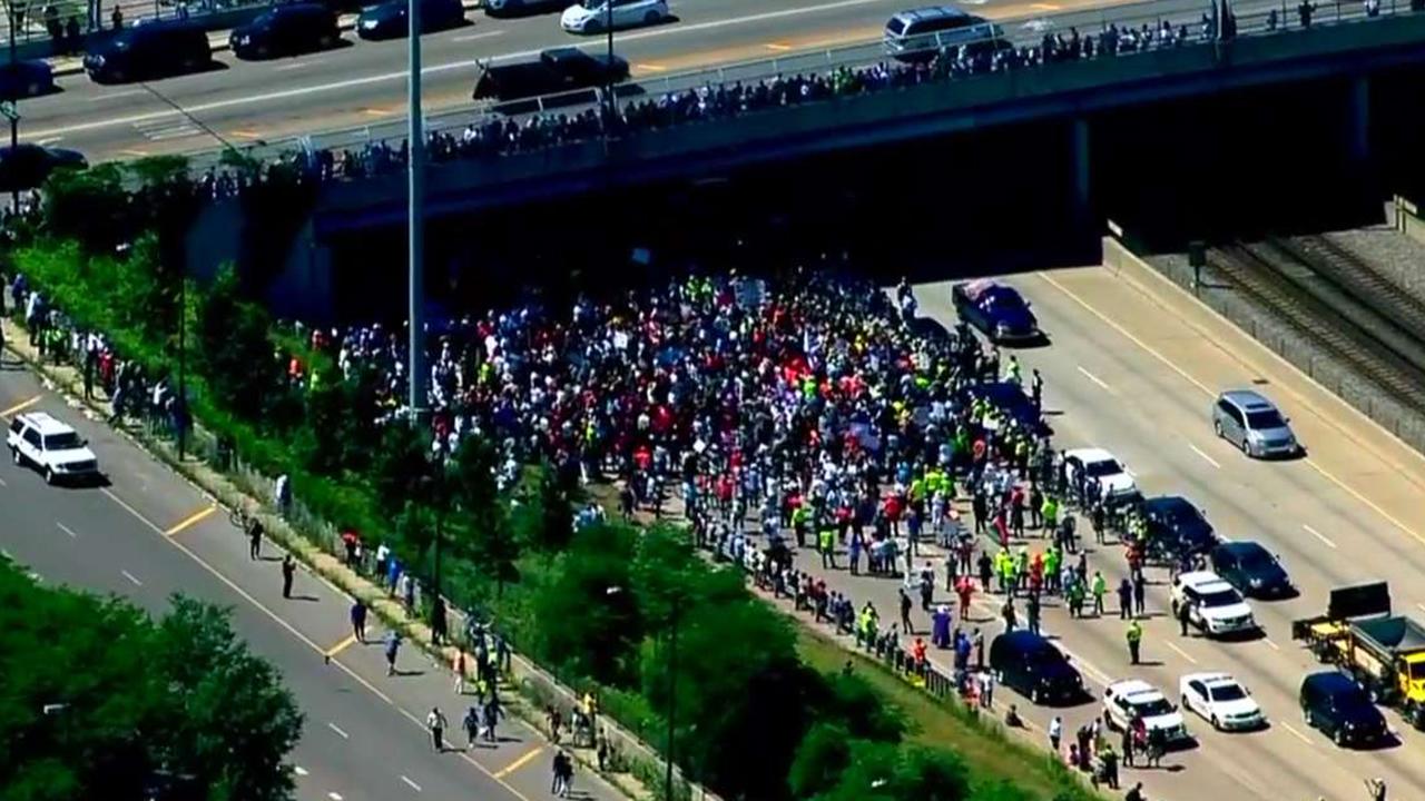 Anti-violence protesters march onto Chicago freeway
