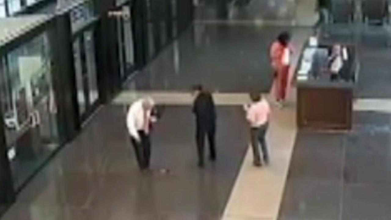 Raw video: Chicago judge drops gun inside courthouse