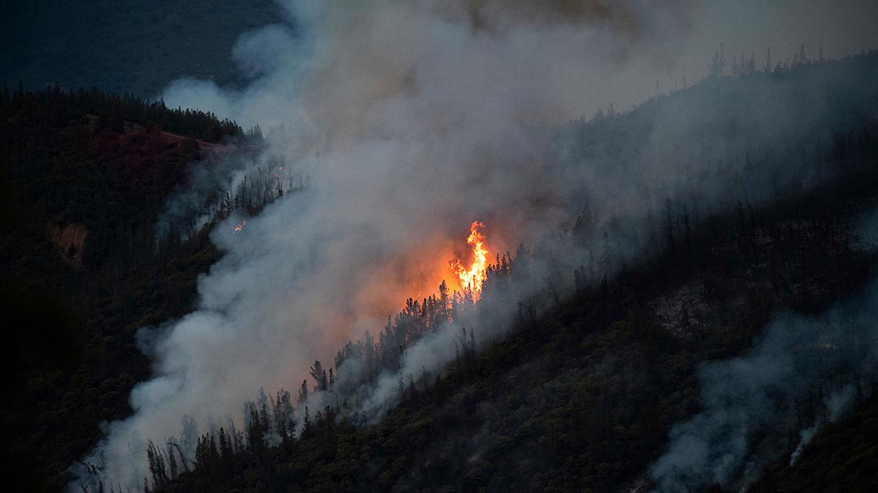 Firefighters battle deadly wildfire near Yosemite