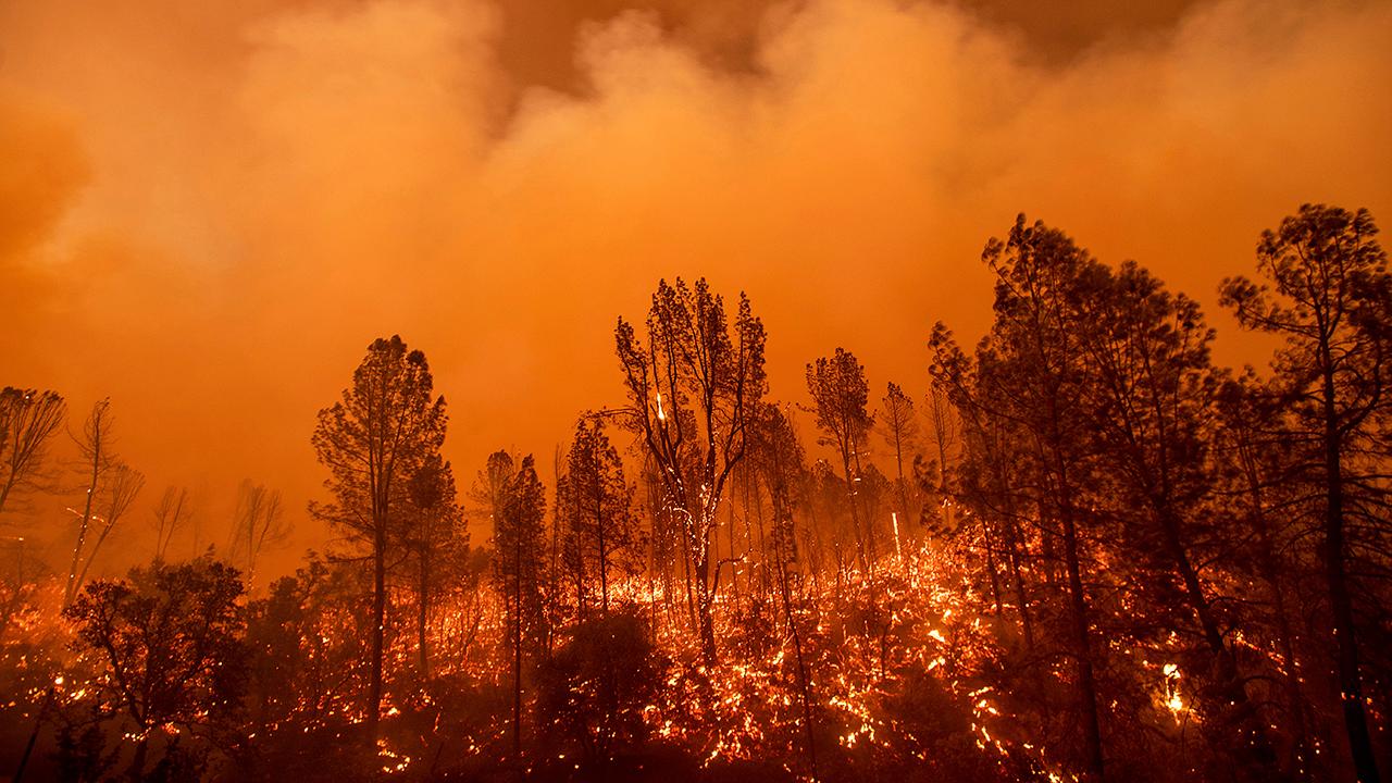 Deadly California wildfire threatens city of Redding