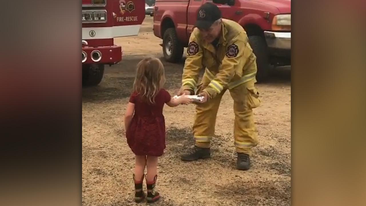 Kind-hearted toddler hands out burritos to firefighters