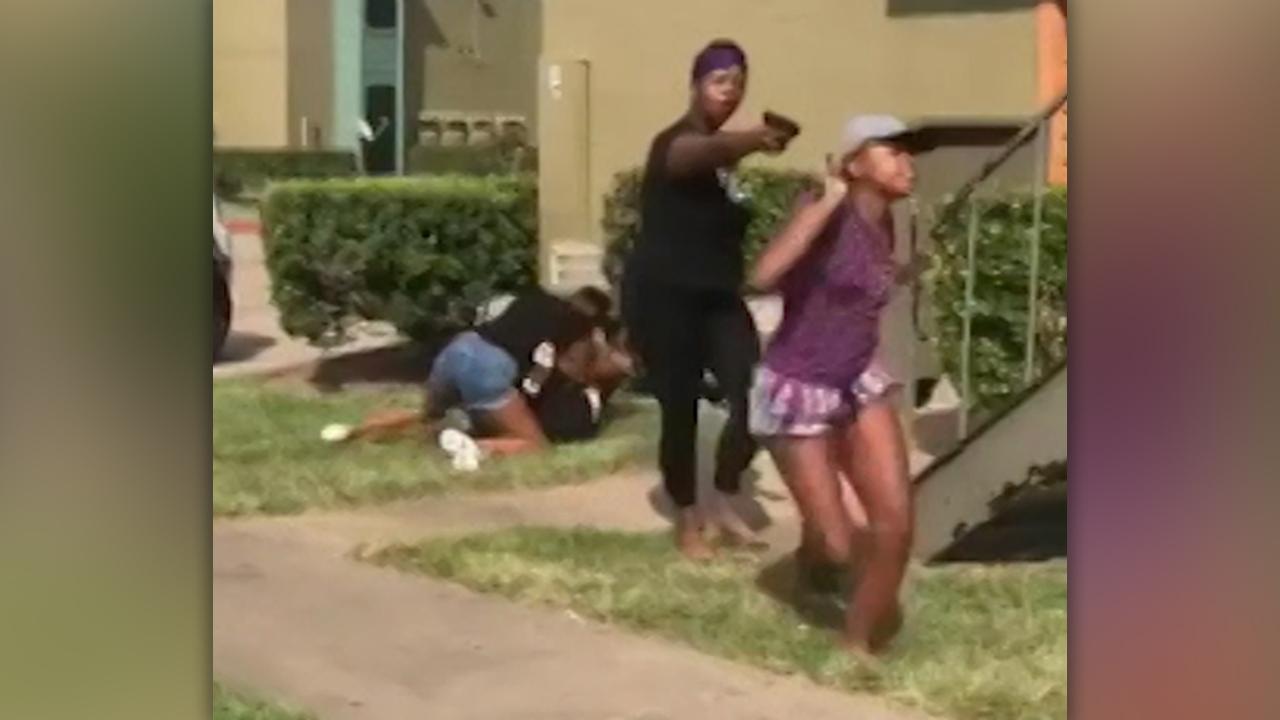 Mom pulls gun on teens during daughter's fight in Houston