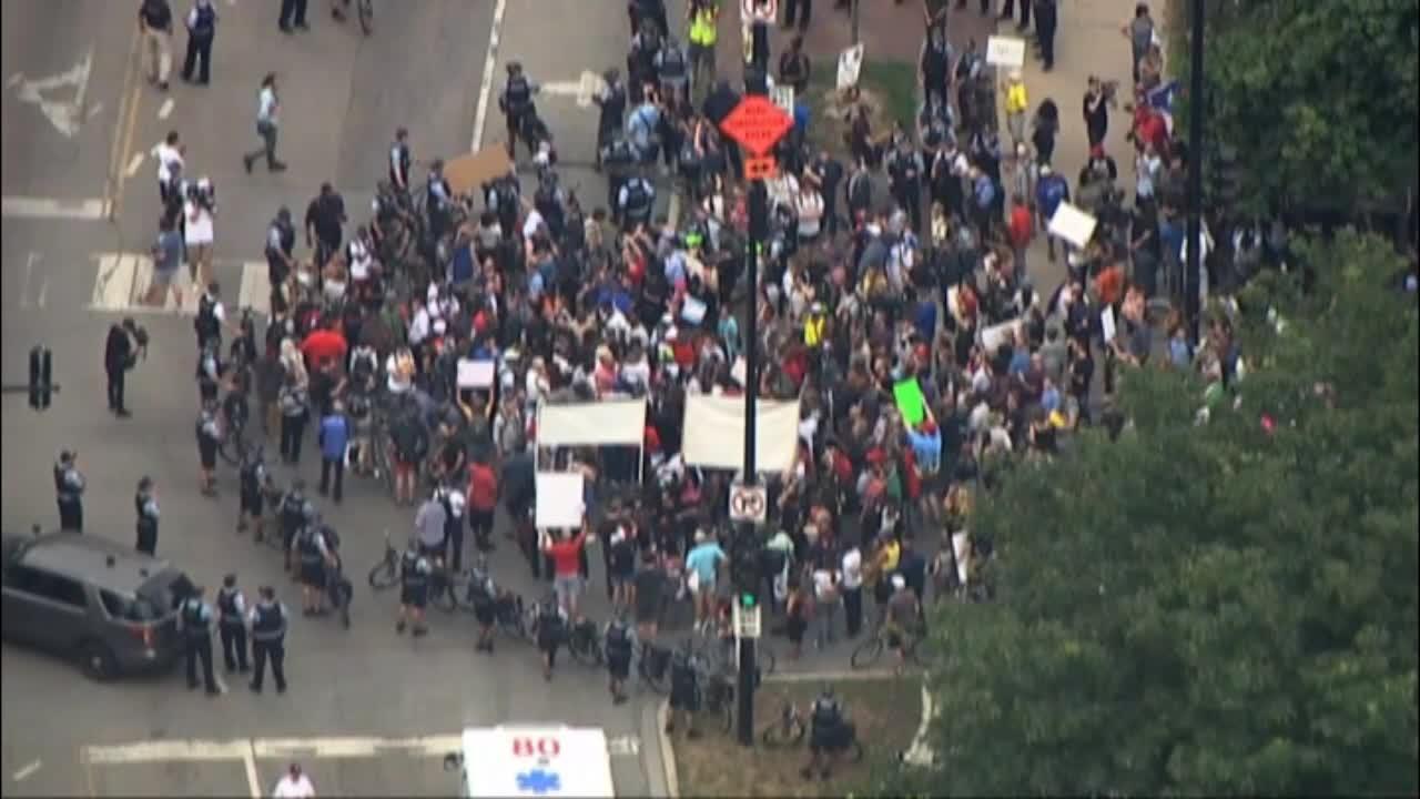 Anti-violence protesters shut down Chicago roadways