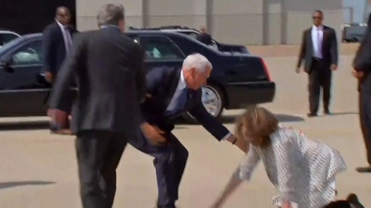 Pence helps a woman who tripped getting off Air Force Two