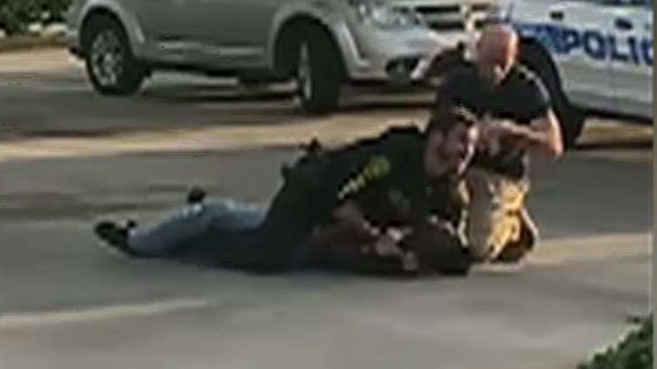 Cop fights off suspect as bystanders watch