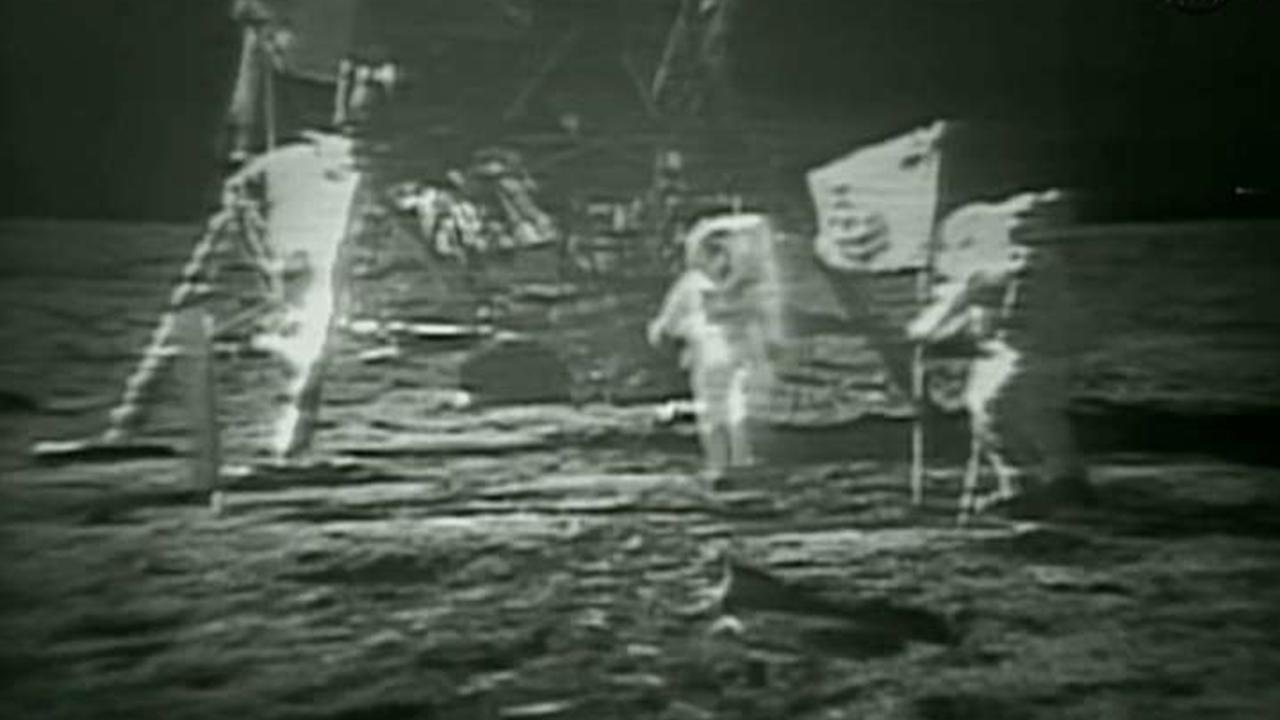  First Man Director Defends Decision To Not Show Planting Of US Flag 