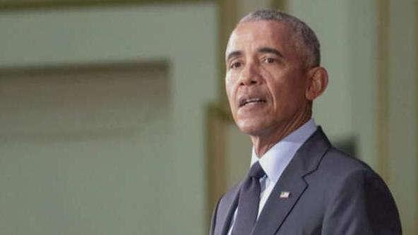 Obama hits midterm campaign trail with fiery speech