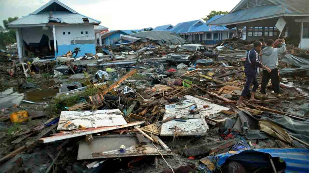 Indonesia earthquake triggers tsunami, kills hundreds