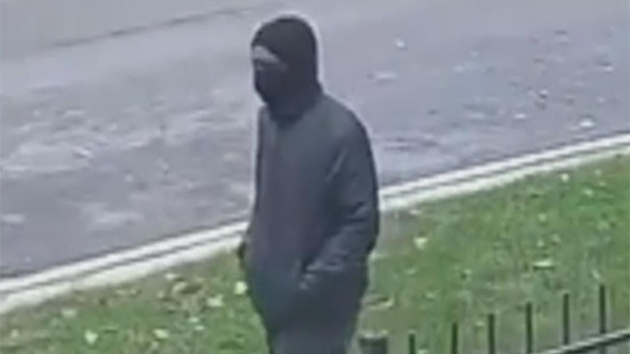 Chicago police hunt masked gunman after random killings