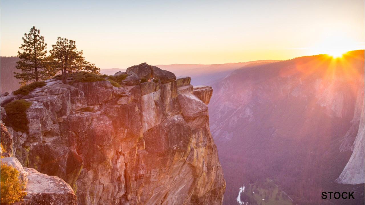 Photographer captures stunning photo of mystery couple's proposal at Yosemite