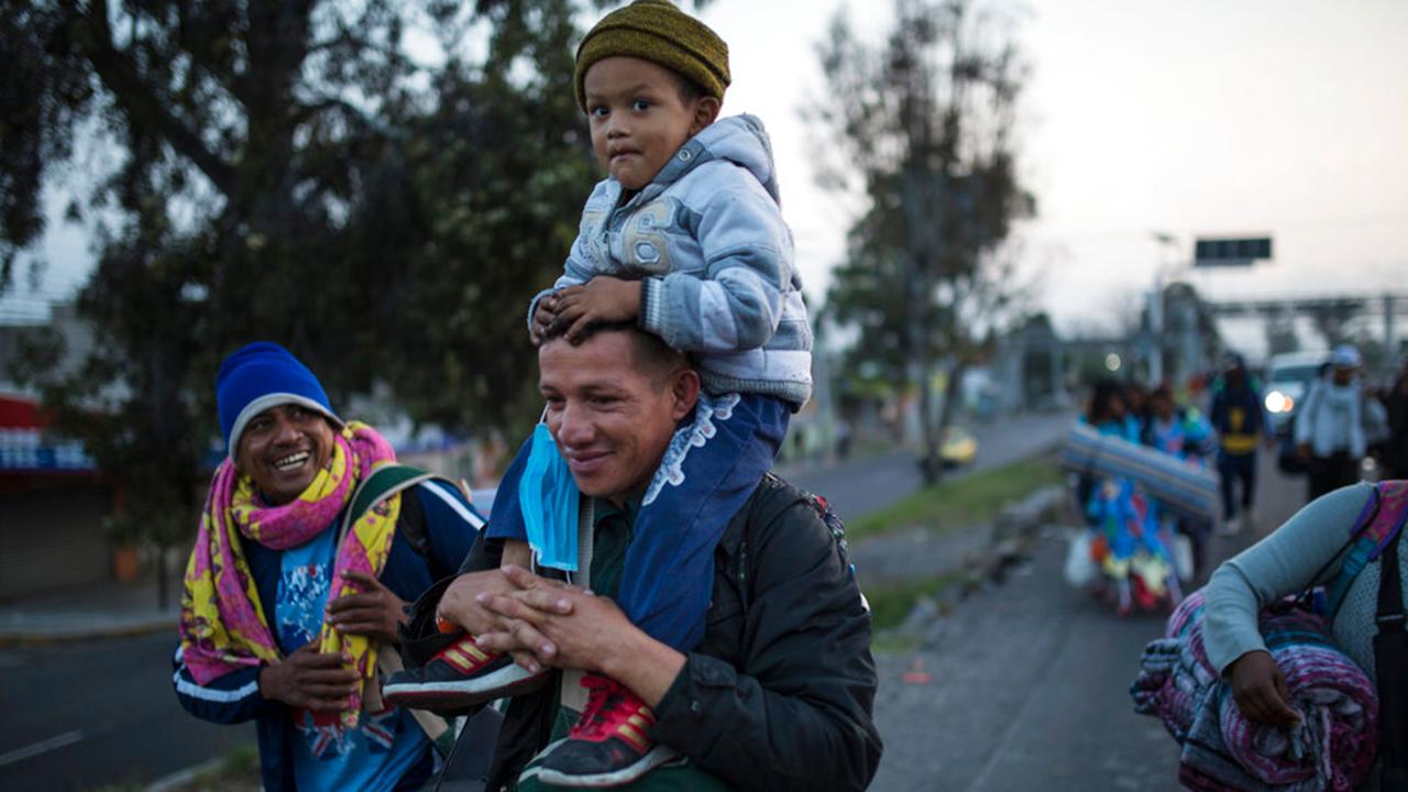 Migrant caravan leaves Mexico City for US border