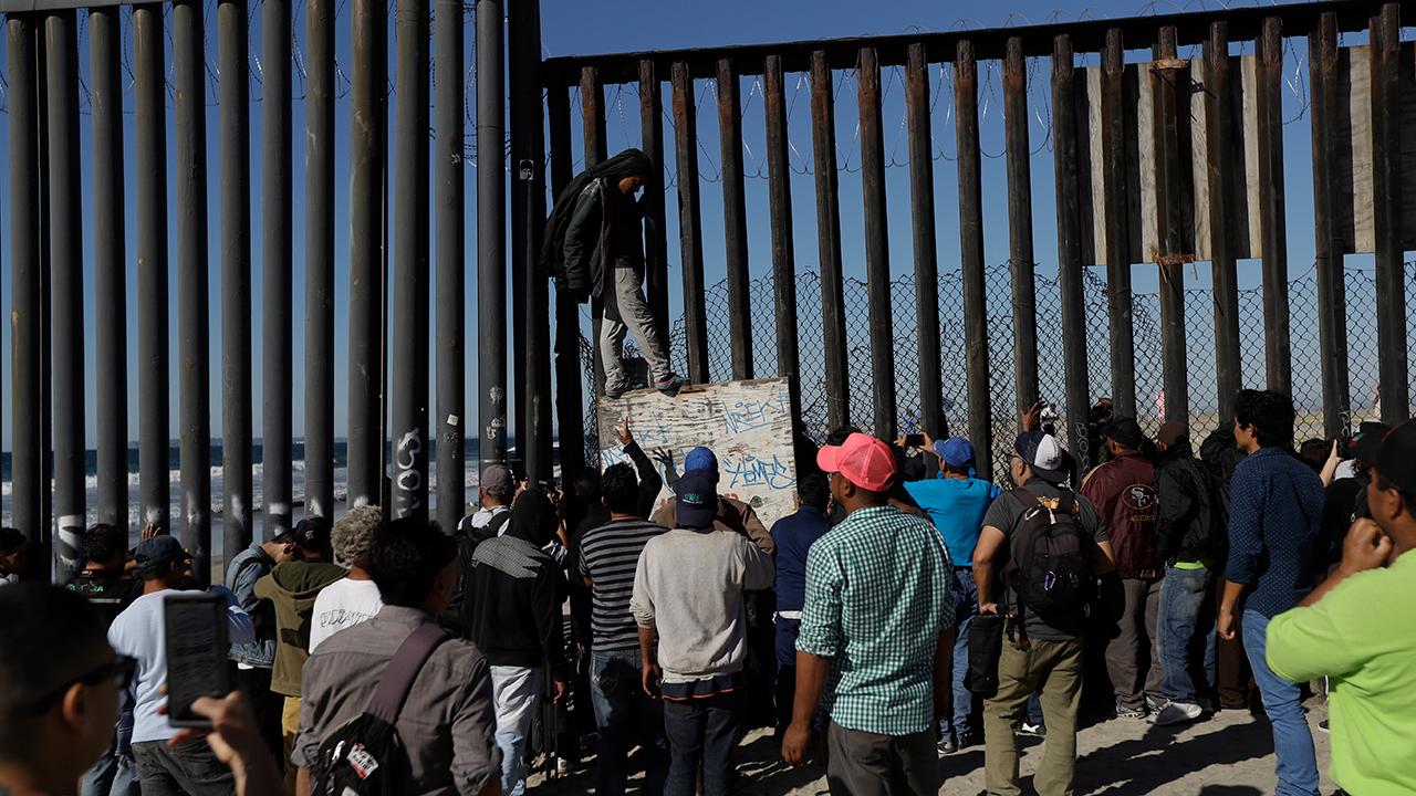 Many from migrant caravan seeking asylum at US-Mexico border