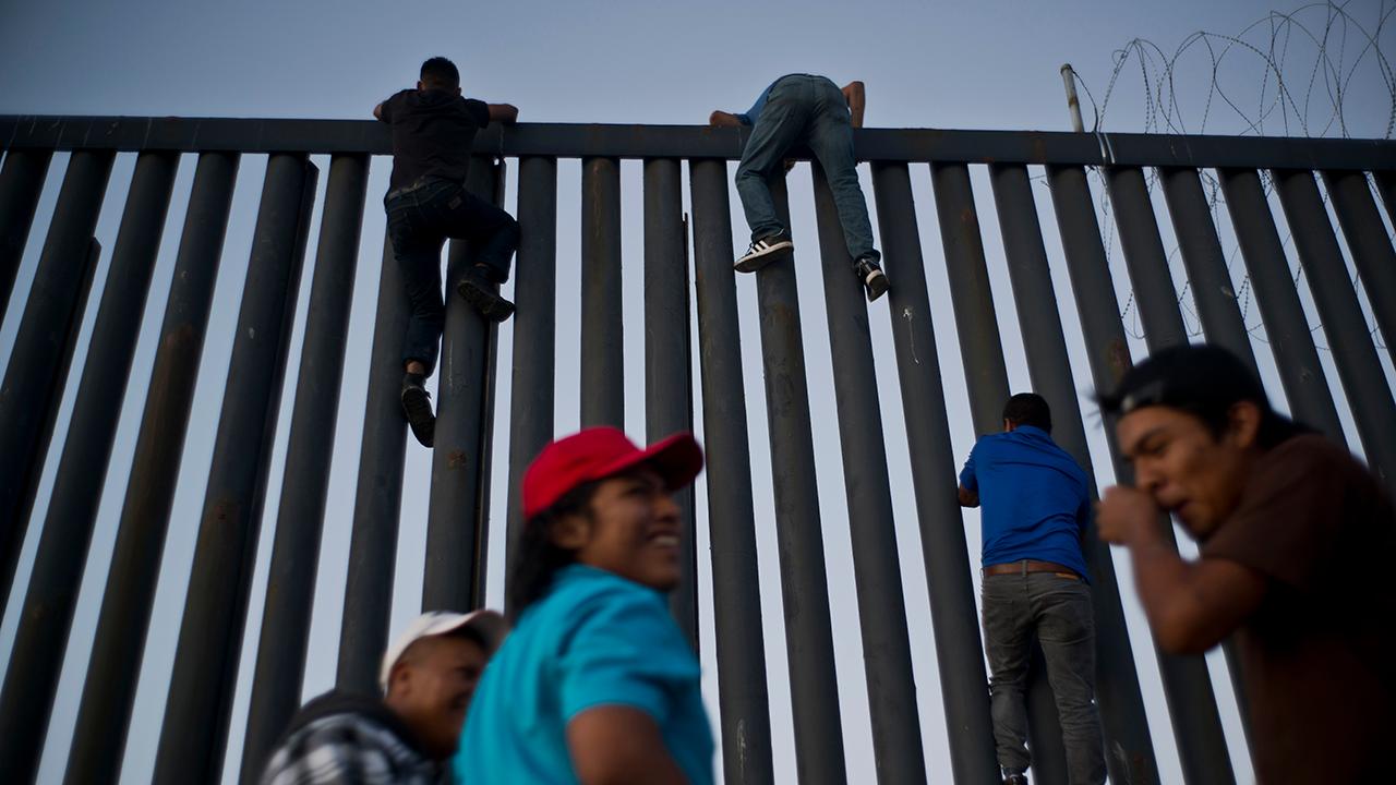 Migrant caravan clashes with residents of Tijuana