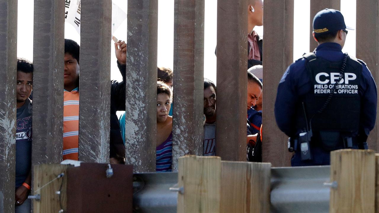 Border Patrol: Nearly 1000 migrants rushed border crossing