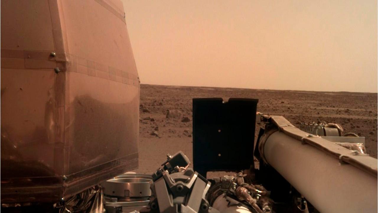 NASA’s InSight beams back breathtakingly clear photo of Mars