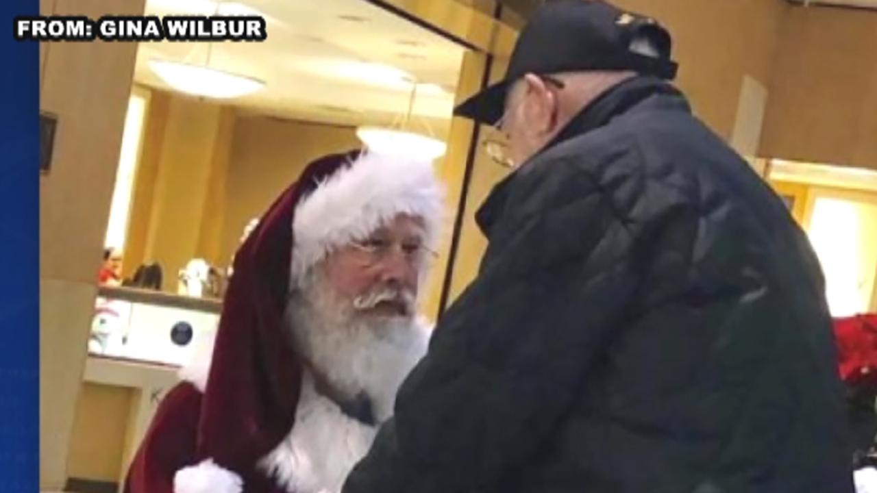 Santa gets down on knee to thank veteran for his service 