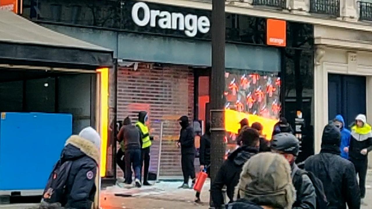 Looters seen breaking into store in Paris