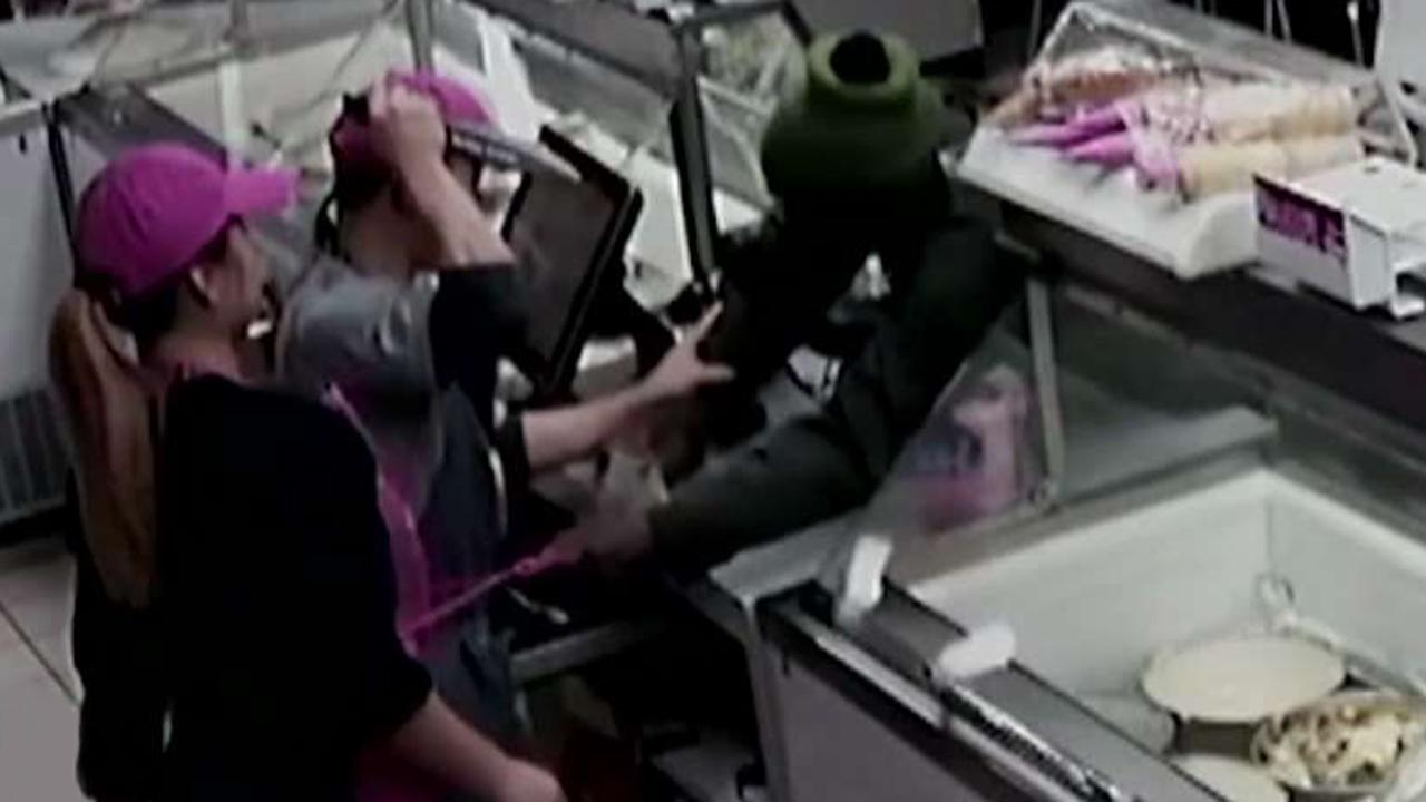 Clerk fights off armed robbery suspect in Seattle