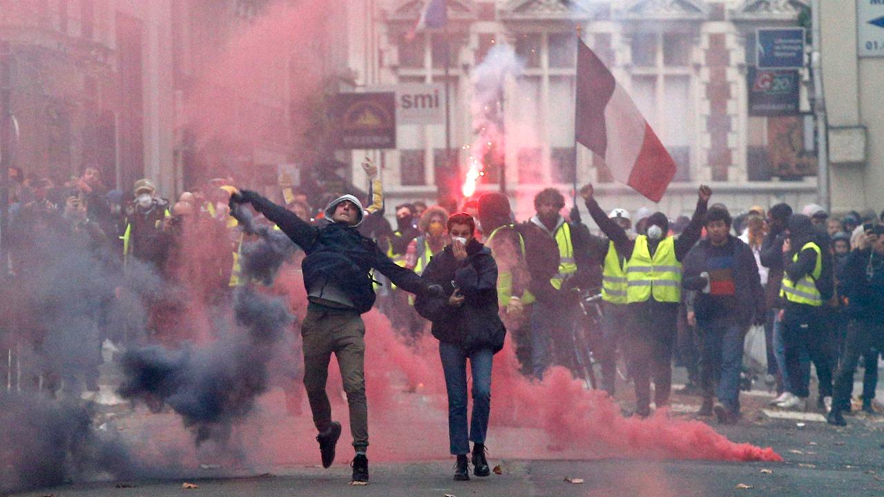 Paris erupts in violence for fourth weekend