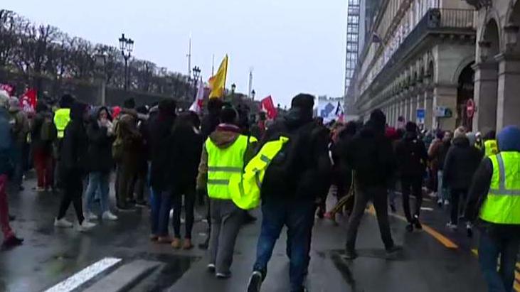 Protests in Paris continue for fifth straight weekend