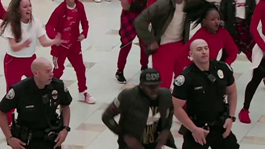 Florida cops shut down, but then join flash mob at shopping mall