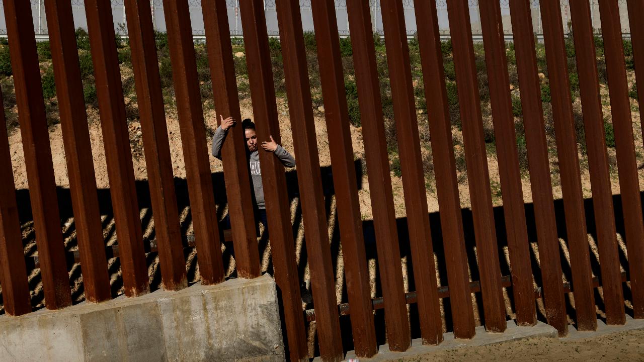 Washington kicks off 2019 with a government divided over border security