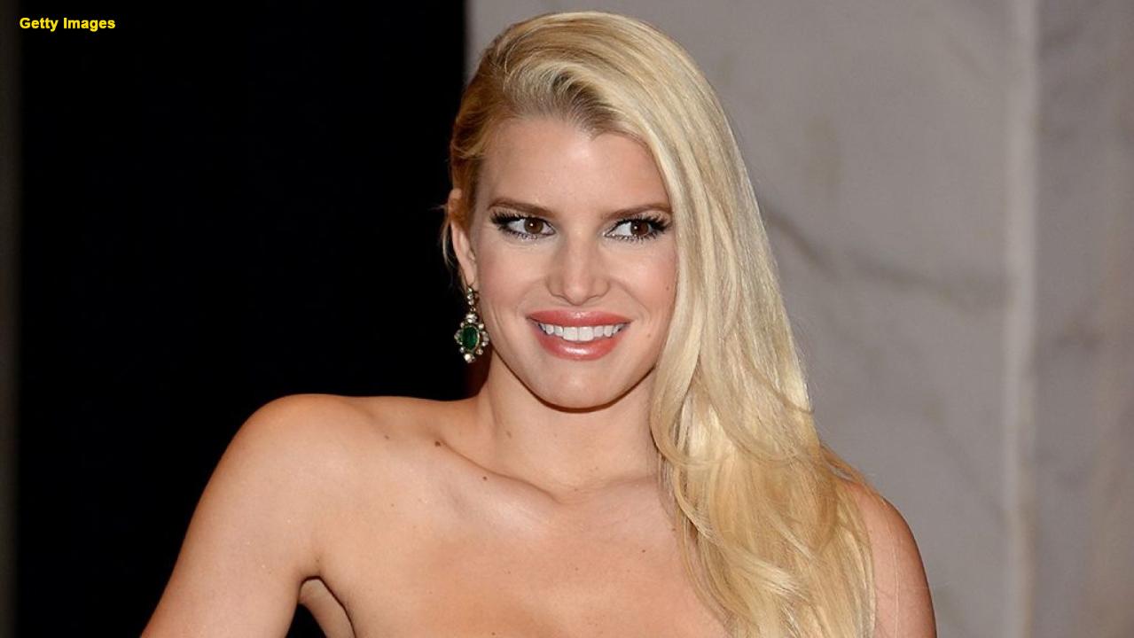 Pregnant Jessica Simpson shares photo of swollen foot